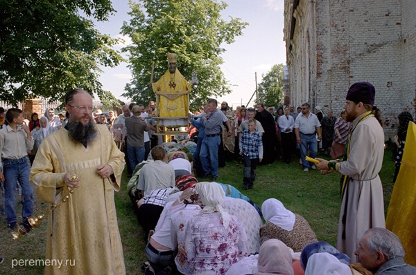 Ижеславль Рязанской области. Скульптуру Николы несут над народом вокруг церкви. Этот местный праздник проводится 28 июня, то есть очень близко ко времени летнего солнцеворота (22 июня). Фото Олега Давыдова