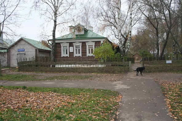 Дождливый октябрьский день в Константиново. Дом Сергея Есенина. Фото Олега Давыдова