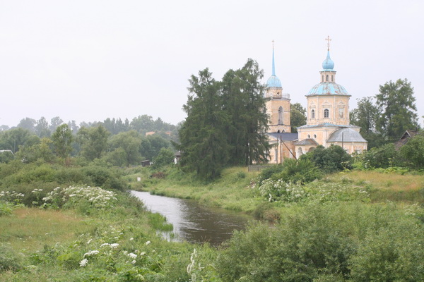 Успенская церковь  в Берново, в ней и служил отец Владимир. Фото Олега Давыдова. 2011 год