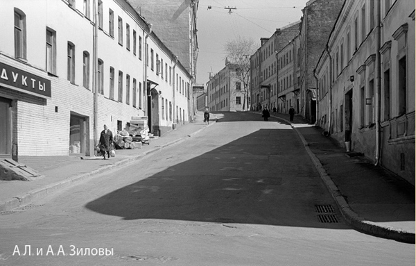 Кажется, это Печатников переулок уходит вверх от Трубной улицы. Фото стырено с сайта Записи жизненных сред, на который можно выйти, щелкнув по этой картинке